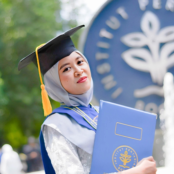Lulusan Kimia IPB Bogor yang dapat mengajarkan anda matematika, kimia, biologi, dan bahasa inggris dengan cara yang menyenangkan