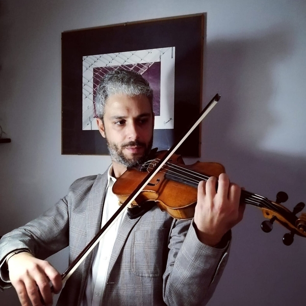 Violinista condivide la gioia della Musica con Lezioni di Violino, Solfeggio e Educazione Musicale.