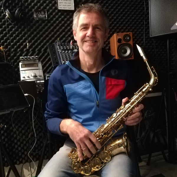 Saxophon: schnelles Erlernen durch motivierenden Unterricht. Vermittlung der wichtigsten praktischen und theoretischen Grundlagen