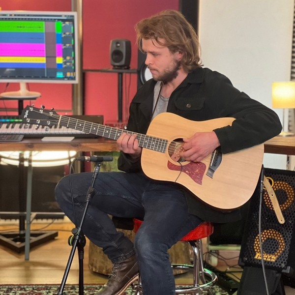 Guitar / Bass, Music Theory Lessons - Learn and play in a pro music studio! [BOiLER Studio]