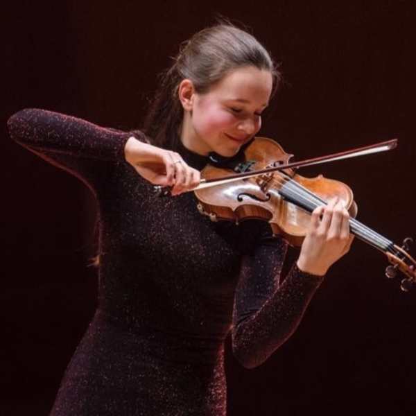 Tweedejaars student viool aan het Koninklijk Conservatorium in Den Haag met al meer dan 4 jaar ervaring in het les geven aan beginners en gevorderden