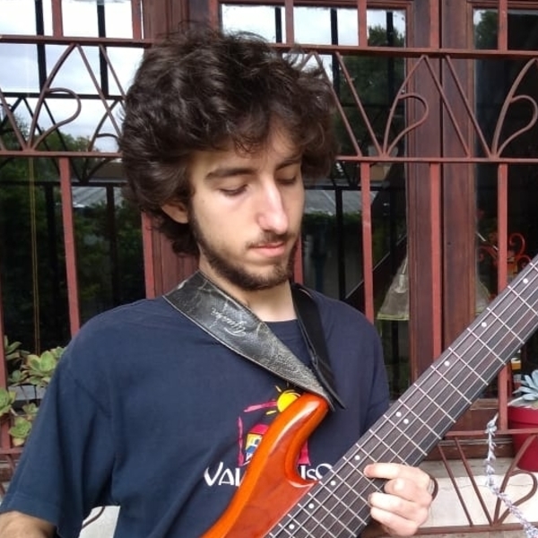 Cantante y bajista da clases de bajo en Buenos Aires - Presencial y Virtual