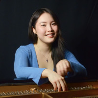 International concert pianist, Royal College of Music graduate, offering piano lessons to students from beginner to conservatory level