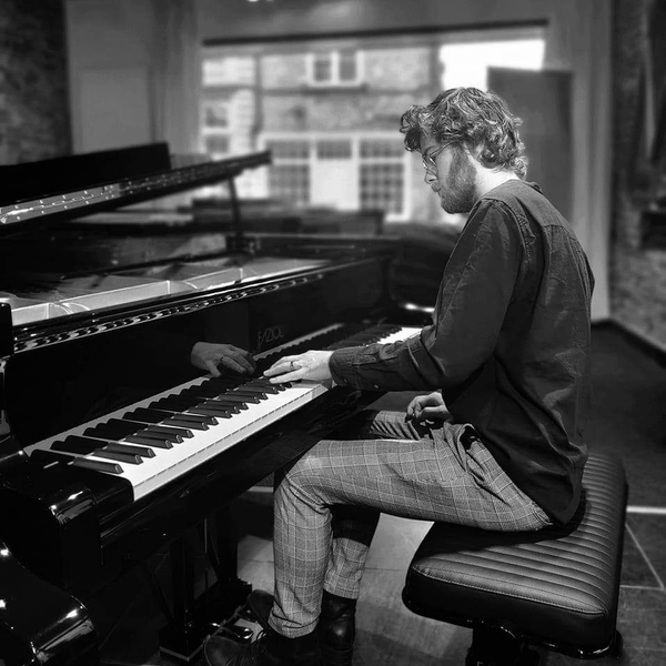 Student klassiek piano aan het Conservatorium van Gent. Leerkracht piano in Muziekatelier Kalken
