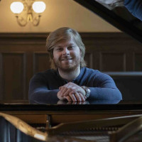 Professioneller Musiker vom Royal College of Music (M.Comp.) gibt Klavierunterricht und Musiktheoriekurse online und vor Ort in Leipzig
