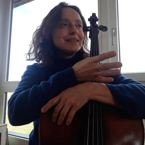 Professeure de violoncelle et d'initiation aux cordes. Diplômée du Conservatoire de Genève, 30 ans d'expérience.