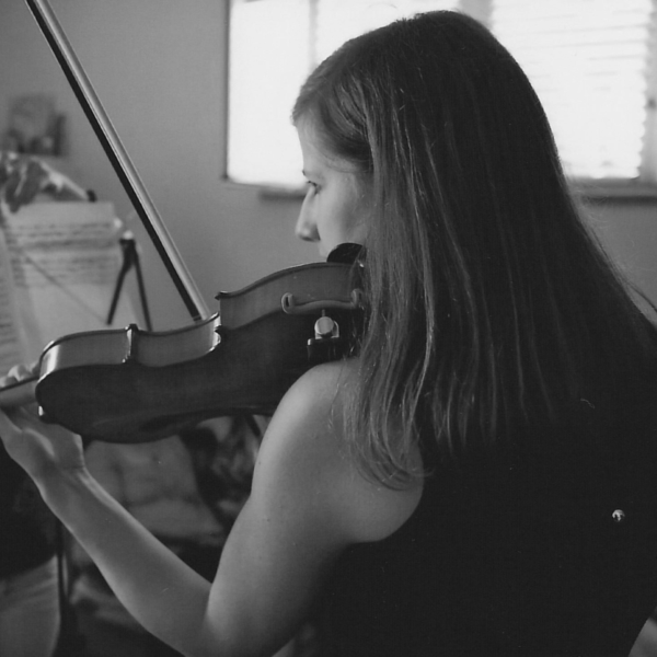 Laureata al conservatorio di musica, propone lezioni di violino per adulti e bambini.