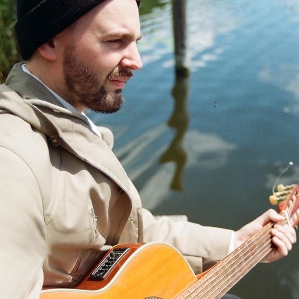 Erfahrener Musiker bietet Gitarrenunterricht für Klein und Groß - in Berlin oder online