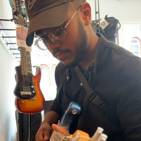 A level Music Student with 4 years of guitar experience offering beginner guitar lesson for a good price.