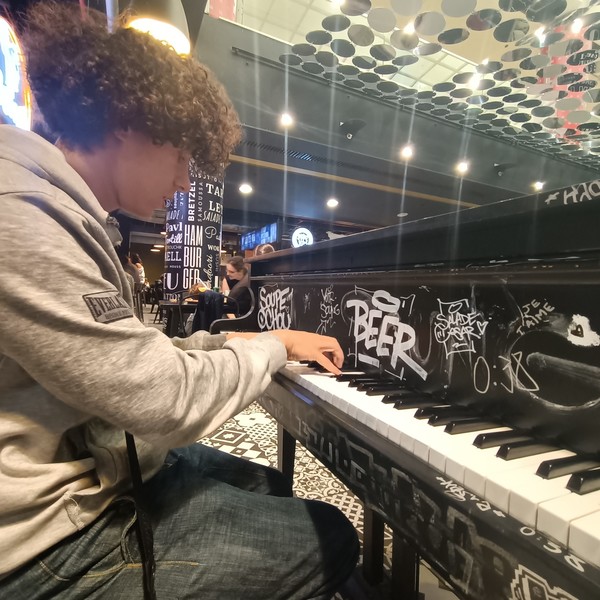 Jeune étudiant au conservatoire de Tourcoing donne des cours de piano sur Lille et ses alentours