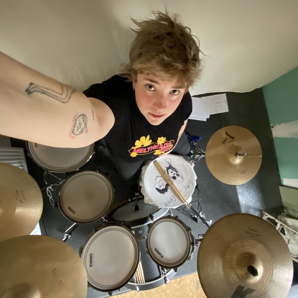 Student in de pop- en rockmuziek zou met heel veel plezier haar passie, enthousiasme en kennis delen met eender wie hulp nodig heeft :)  Lessen voor muziektheorie (solfège, theorie, ritmiek, ...), zan