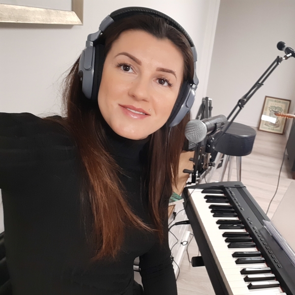 Professional pianist and vocalist offering piano lessons for children and adults at an academic level in Mullingar, Co. Westmeath and online.