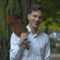 Ich bin ein Absolvent der Musikuniversität in Wien. Ich biete Geigenunterricht für alle, die sich für klassische Musik interessieren an. Insbesondere Musik der Wiener Klassiker.