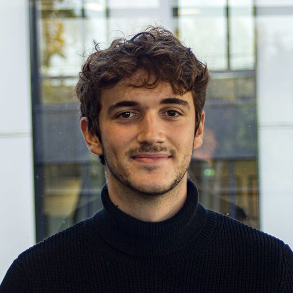 Valentin, 20 ans, étudiant à l'Ecole 42 de Lyon et passionné d'informatique.