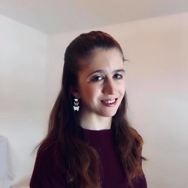Musical-Studentin aus Hamburg mit Bachelor in Musikwissenschaft bietet online per Skype oder Zoom Unterricht in Gesang, Musiktheorie und Musikgeschichte für jedes Alter :)