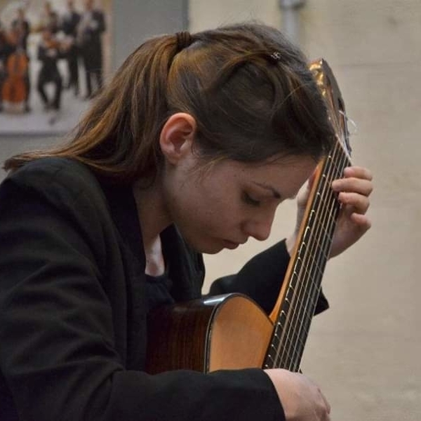 Guitariste classique et enseignante diplômée de Conservatoire donne cours tous niveaux en ligne