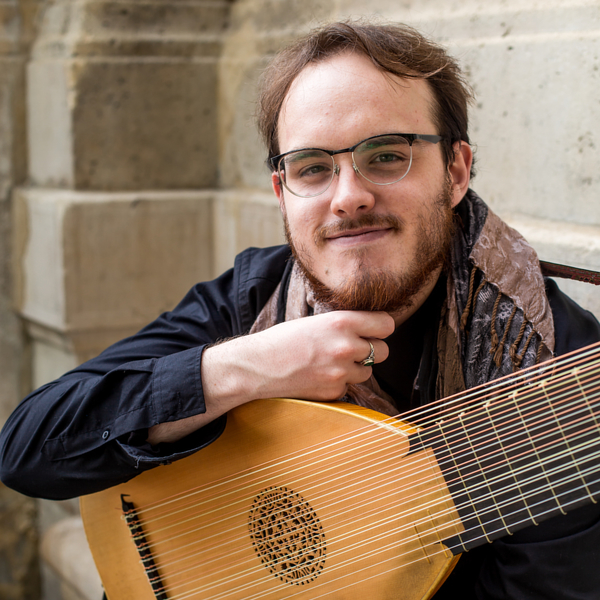 Étudiant en master à la Haute école de musique de Genève donne des cours de guitare, luth et solfège.