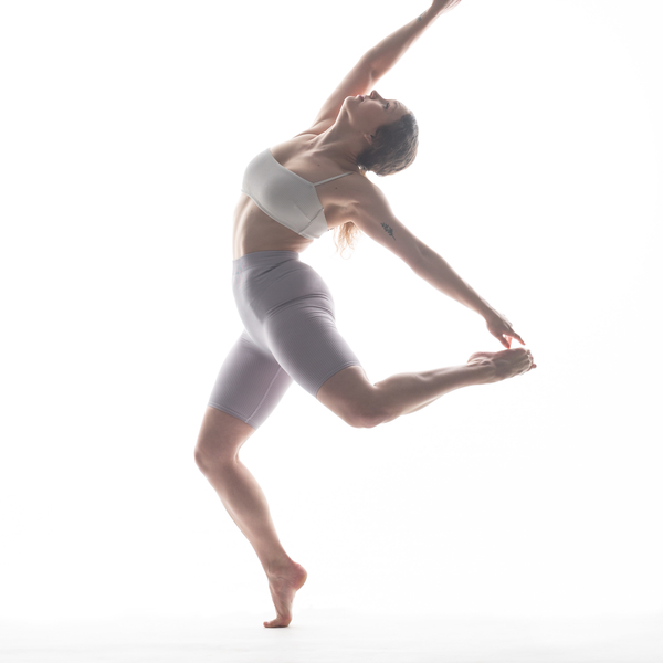 Danseres en pilates instructeur bied pilates lessen aan met inzicht op de anatomie van het lichaam en mentale rust en focus.