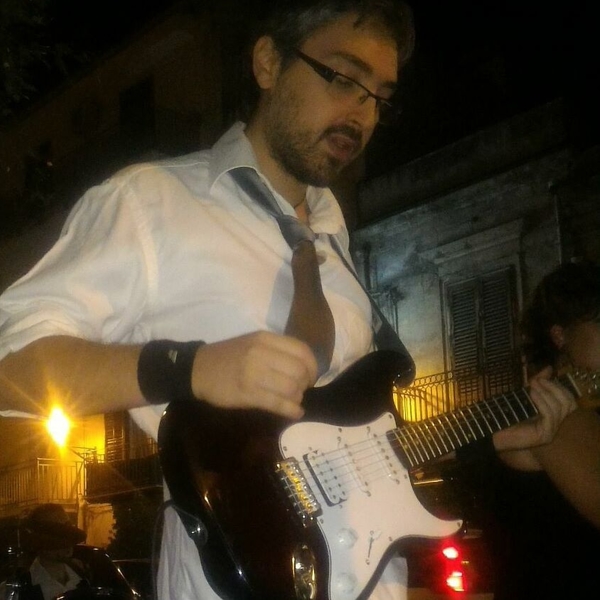 Chitarrista professionista propone lezioni di pratica, teoria, armonia e solfeggio a Palermo
