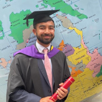 Friendly and experienced graduate from the LSE teaches Politics, HIstory, and English