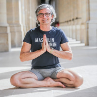 Professeur de Hatha Yoga intégral, je donne des cours à Paris et en île de France. Adultes, Séniors, Enfants, parents-Enfants.