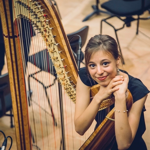 Étudiante diplômée donne des cours de harpe celtique ou à pédale pour tout âge et niveau à Genève et environs