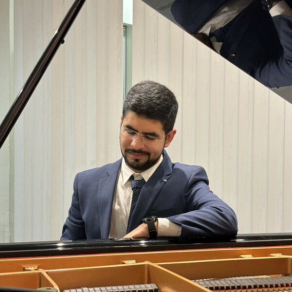 Director de Détaché y pianista del Conservatorio Nacional. Imparto clases individuales en CDMX