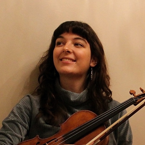 Professionele violiste geeft muzieklessen op maat: notenleer, muziektheorie, gehoortraining, viool en improvisatie.