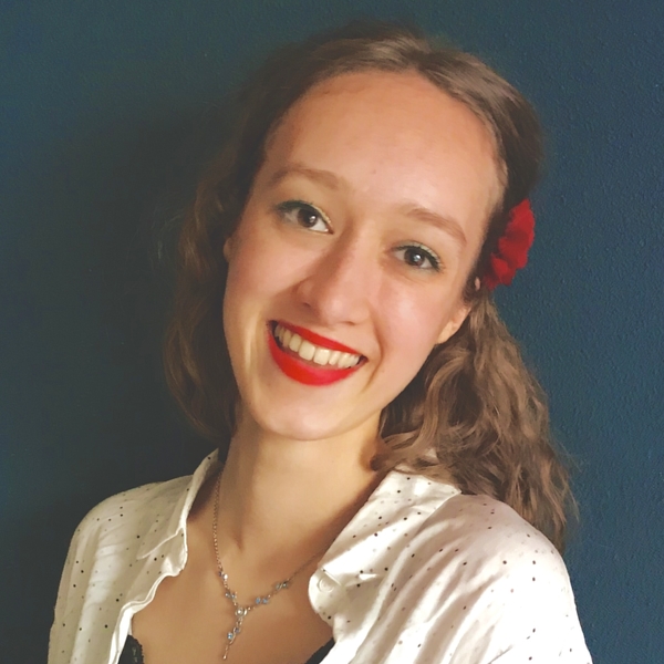 Sterre studeert piano aan het conservatorium in Rotterdam. Hiernaast geeft zij pianolessen aan kinderen en volwassenen.