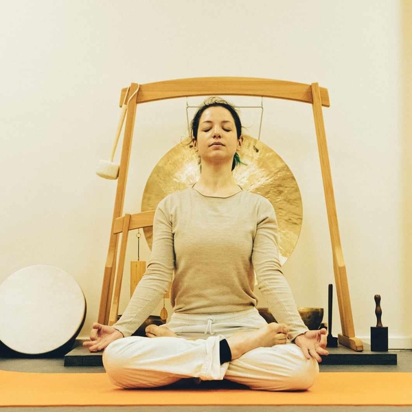 Danseuse et Yogi diplômée du International Sivananda Yoga Center donne cours de yoga/coaching doux.