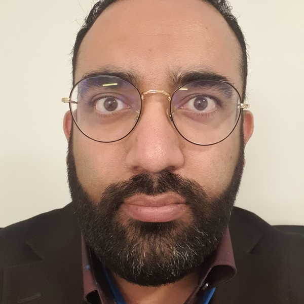 Senior IT Specialist - Ger privat lektioner inom matematik och fysik samt kan hjälpa till med läxhjälp och förberedelser inför prov.