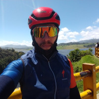 Ciclista recreativo desde hace más de 20 años apasionado por las bielas y con espíritu de enseñar y compartir vivencias, algo de mecánica de bicicletas y muchas horas de rodadas Bogotá y alrededores.
