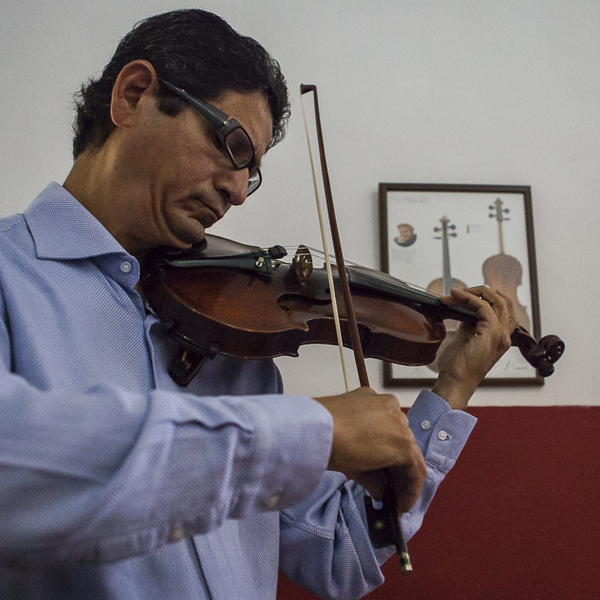 I am a Violin teacher with a diploma in Paris with more than 25 years of experience offers classes at all levels via webcam with his own methodology.