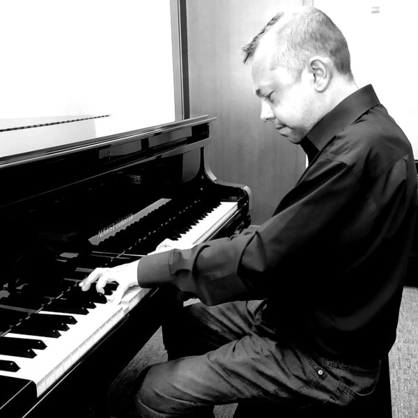 Absolwent Instytutu Jazzu, na kierunku fortepian jazzowy, udzieli lekcji gry na pianinie, kształcenia słuchu, zasad muzyki, harmonii