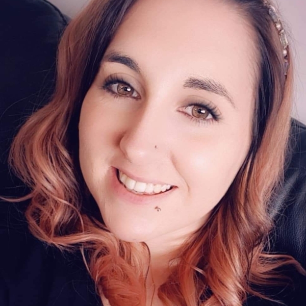 Hairdressing for 13 years, hair extension technician 8 years. Love hair theory! Happy to help with any hair/extensions theory or practical questios