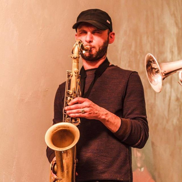 Laureato in sassofono Jazz impartisce lezioni  di sassofono a Napoli e Provincia - dai principianti (di qualsiasi età ) a musicisti che vogliono approfondire alcuni aspetti della musica.
