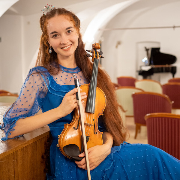 Junge und freundliche Konzertviolinistin mit langjährigen Bühnen- und Unterrichtserfarungen (BA Studentin an der Kunstuni Graz) unterrichtet Geige