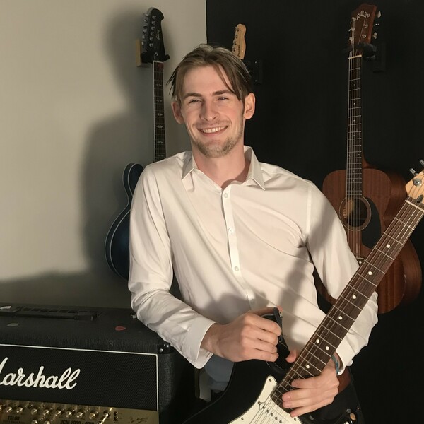 I’m a Conservatory graduate, experienced teacher and performer. I’m looking forward to jumpstarting your guitar playing.