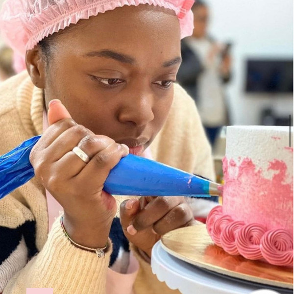 Cake Designer com 8 anos de experiência leciona aulas de confeitaria para iniciantes . Massas, recheios ,coberturas, decorações modernas de bolos e muito mais .