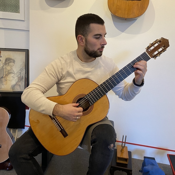 Professeur diplômé de la Haute Ecole de Musique de Genève donne des cours de guitare et solfège à domicile.