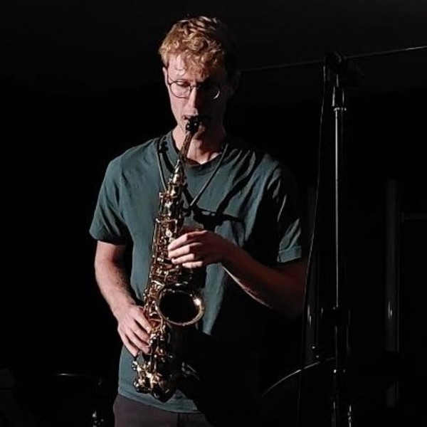 Saxophonunterricht bei Jazzstudent!  Unterricht in Würzburg oder online. Überwiegend Jazz und Pop Musik.