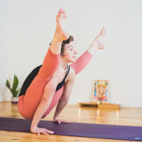 Profesora certificada de Vinyasa Yoga y Ashtanga Yoga, y Movilidad Consciente a domicilio en Madrid.