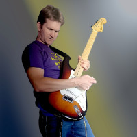 Berklee College of Music Alumnus mit über 18 Jahren Unterrichtserfahrung bietet hochwertigen Online-Gitarrenunterricht an.