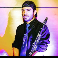 Graduado de la ASAB o Universidad Distrital como Saxofonista y Clarinetista Maestro en Musica con enfasis en Jazz metodologia segun requerimiento del alumno.