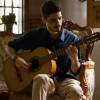 Estudiante universitario de pedagogía en música da clases particulares de guitarra y teoría musical online