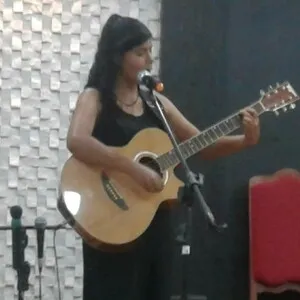 Beatriz - Prof de viola - Glória