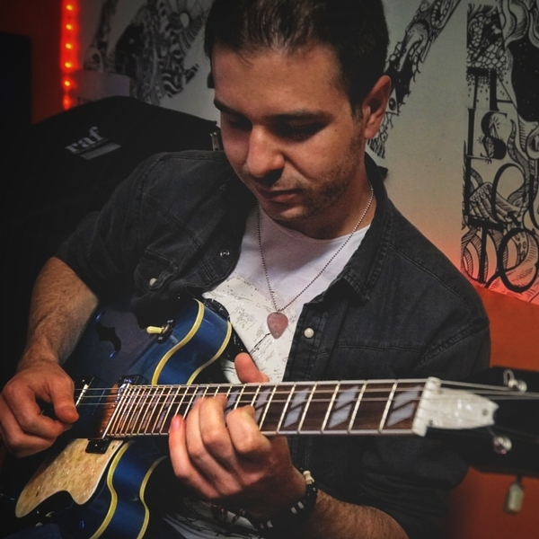 Chitarrista diplomato al CPM di Milano impartisce lezioni di chitarra (elettrica o acustica) e di teoria e armonia. GUITAR LESSONS ALSO AVAILABLE IN ENGLISH