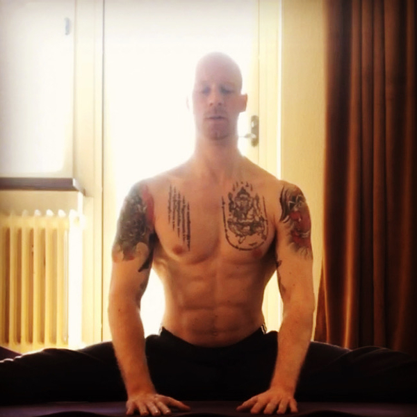 Yogainstruktör lär ut djup stretching för långsiktig rörlighetsökning - bli fri från smärta och stelhet