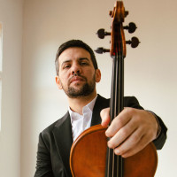 Violista profesional, graduado del conservatorio y miembro de la Orquesta de Tango de Buenos Aires da clases particulares de viola.