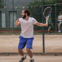 Entraîneur de tennis diplômé d’état, j’entraîne sur tous publics en jeunes et/ou adultes dans la région parisienne